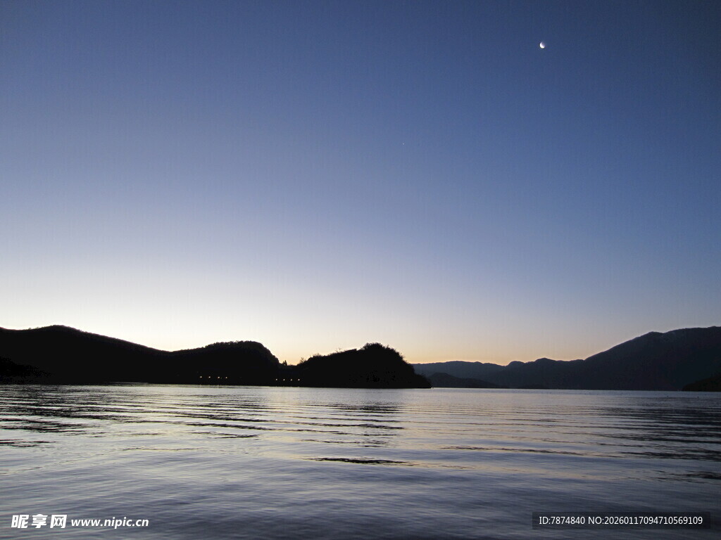 黄昏湖畔 远山与星空之景