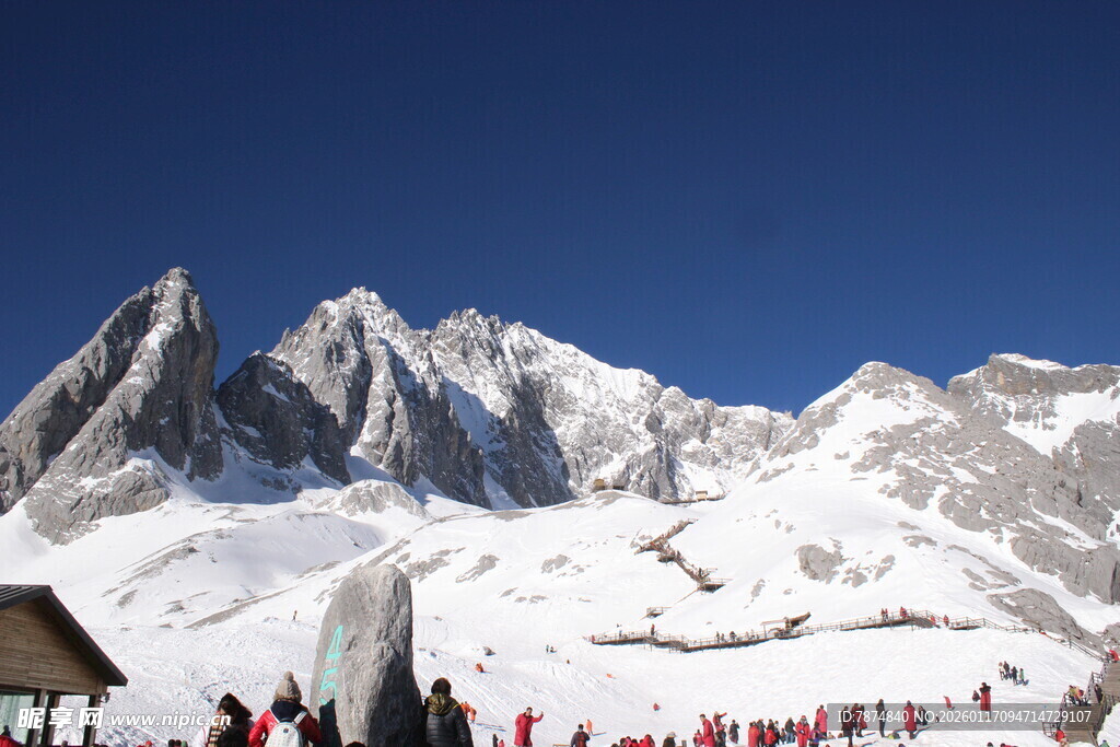 雪山美景前的游人队伍