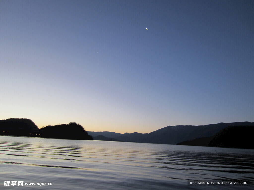 宁静湖景中的黄昏与远山