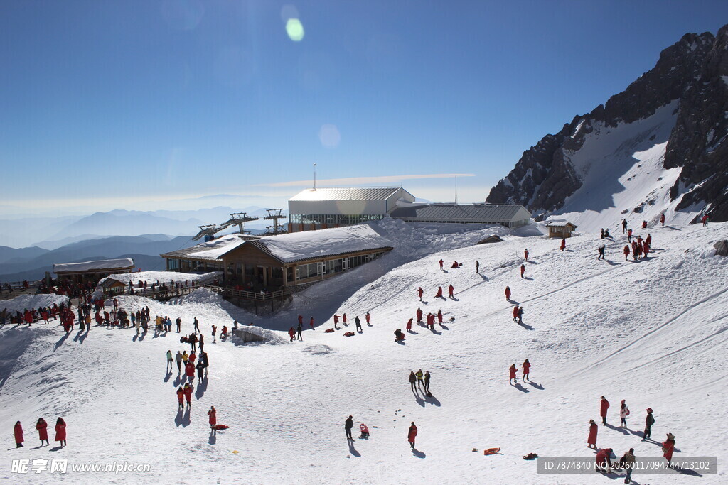 热闹的雪山滑雪场景