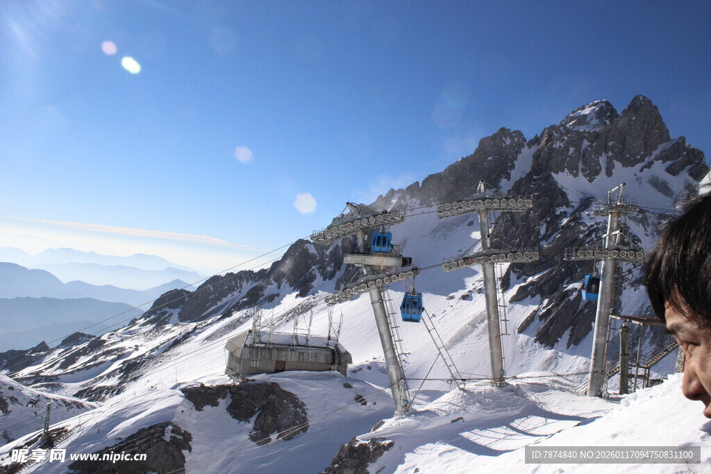 雪山缆车旁的壮丽景致