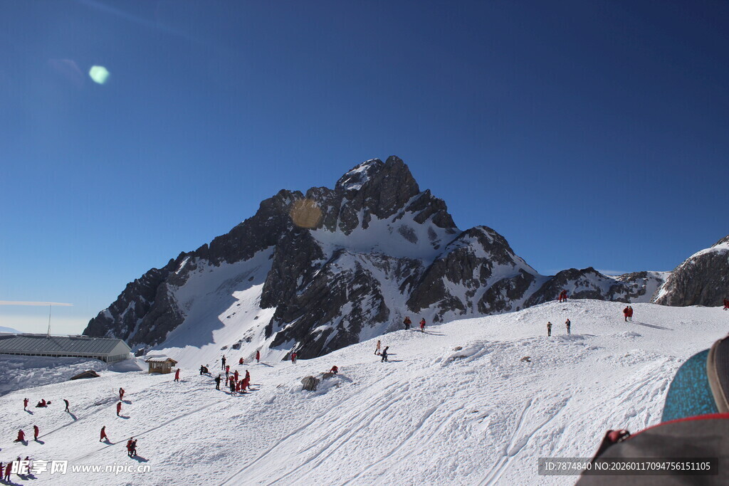 雪山滑雪场景
