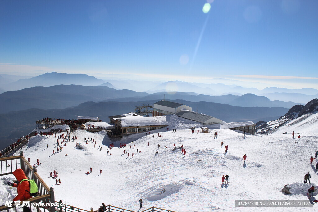 雪山滑雪场热闹景象