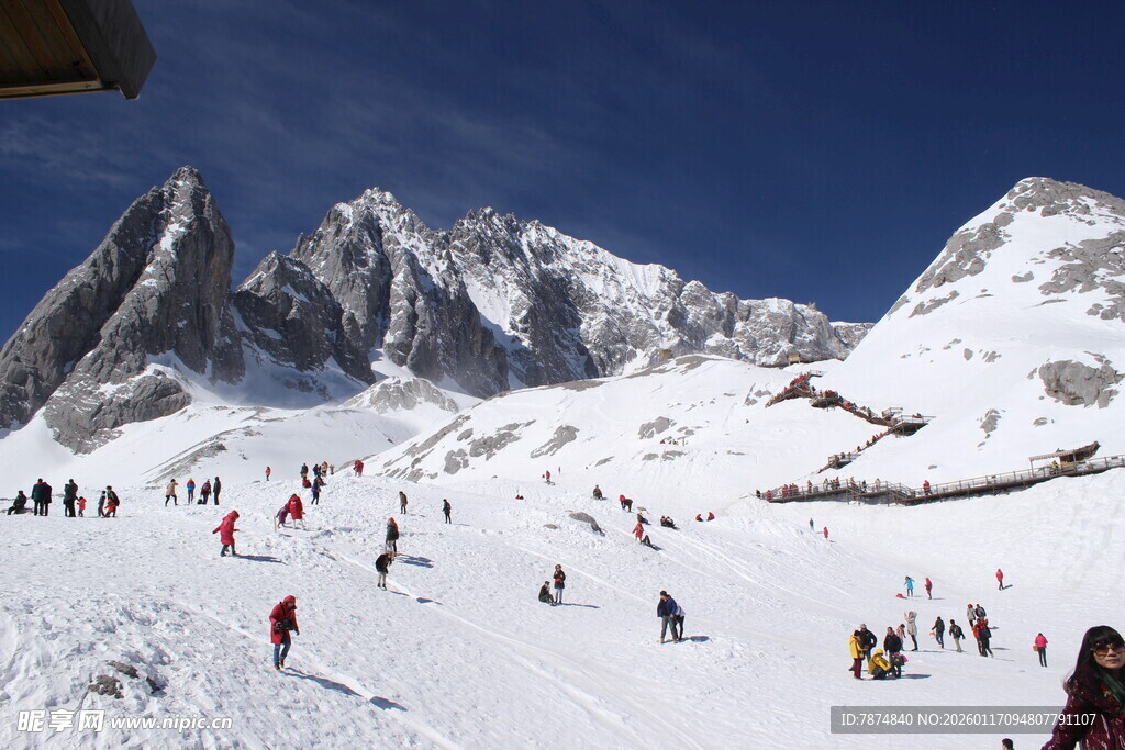 雪山滑雪场热闹景象