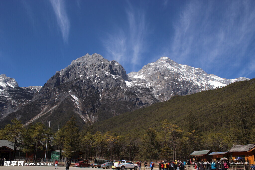 雪山下的多彩小镇风光