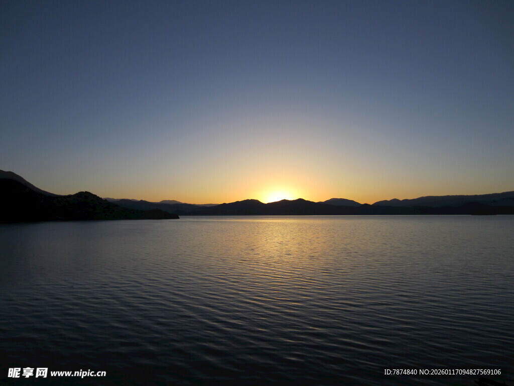 湖畔日落美景