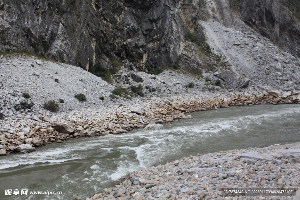 山间湍急河流
