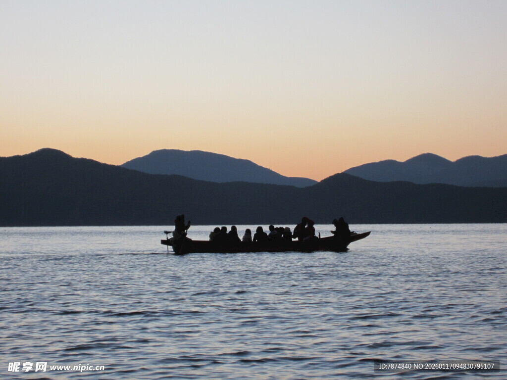 夕阳下湖面的乘船景象