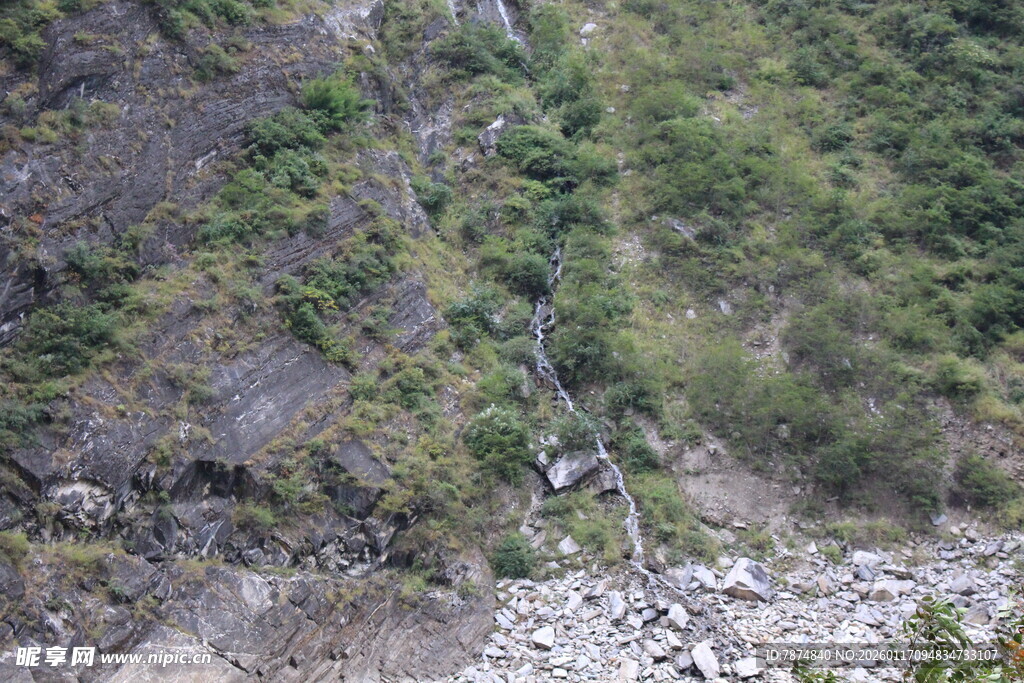 山间陡坡景象