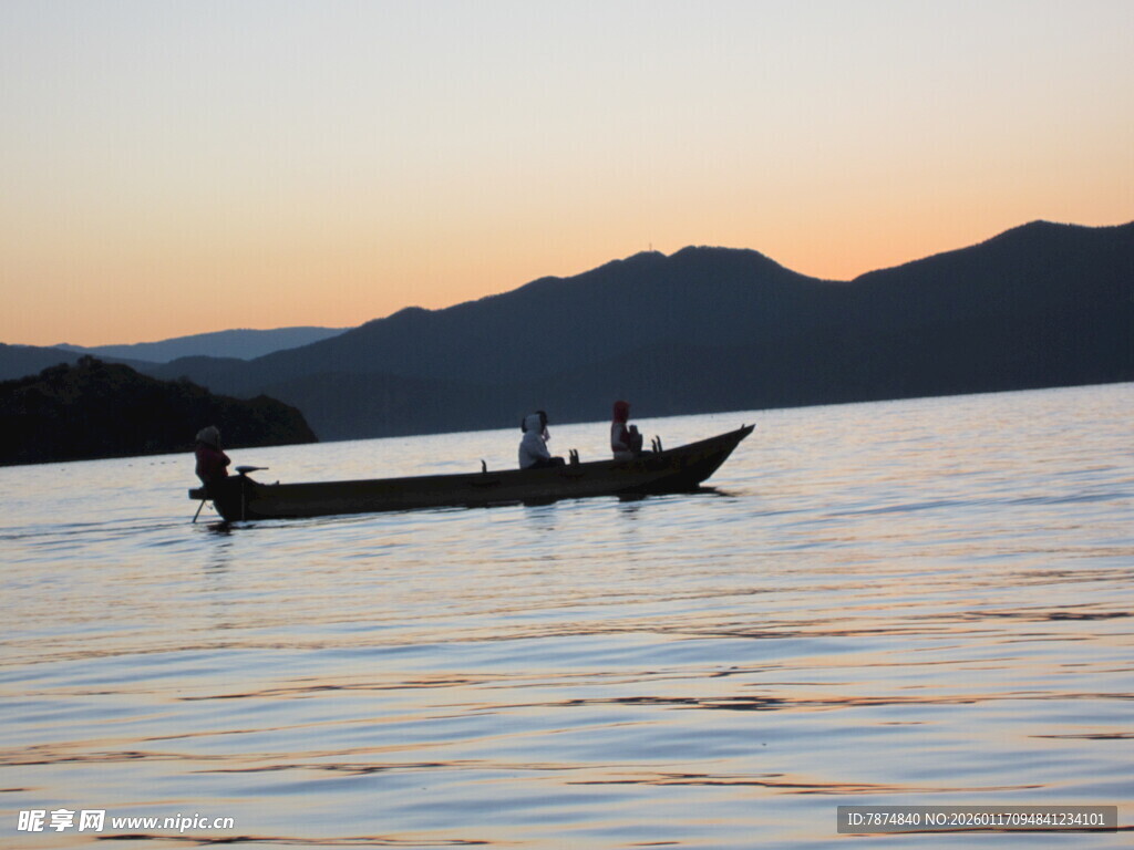 夕阳下湖面的静谧小船