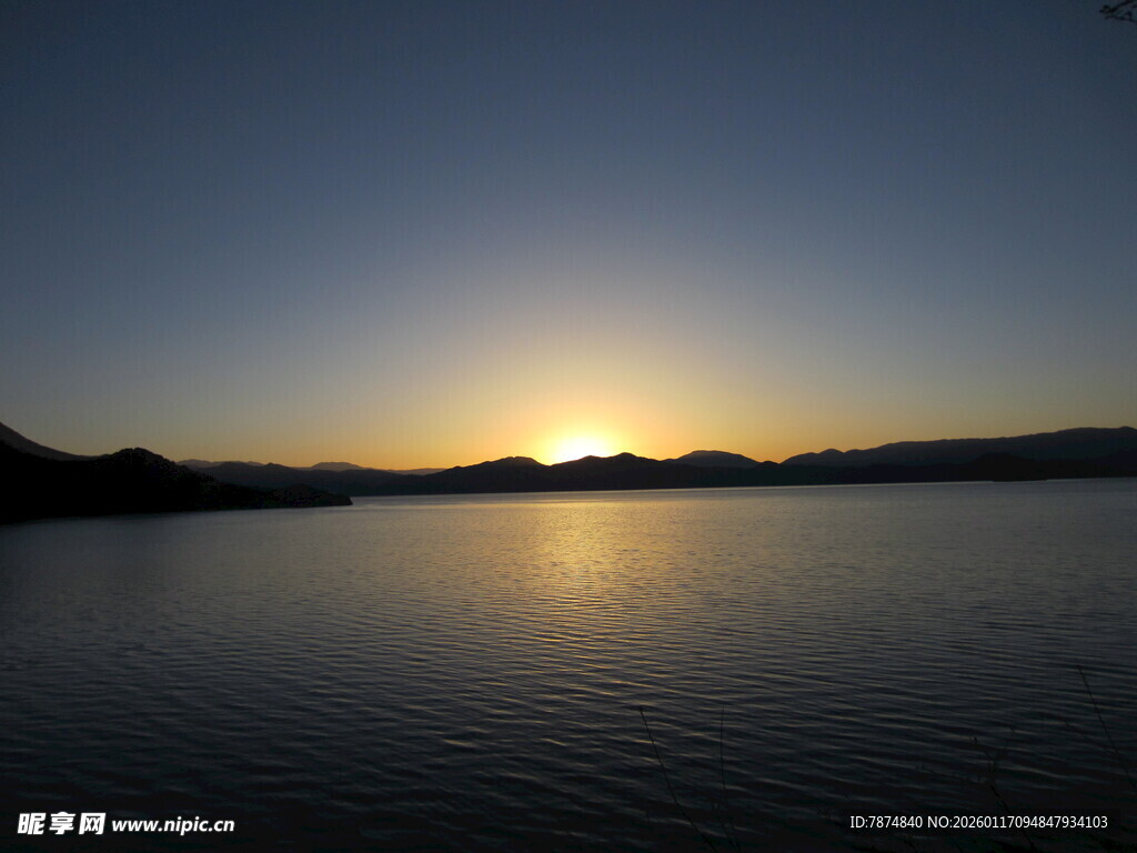 湖畔日落美景