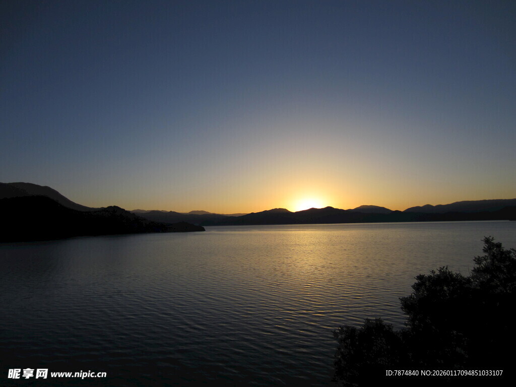 湖畔日落美景