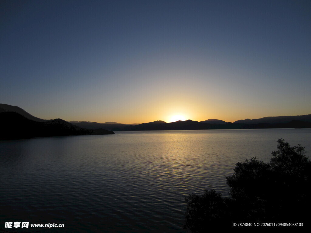 湖畔日落美景