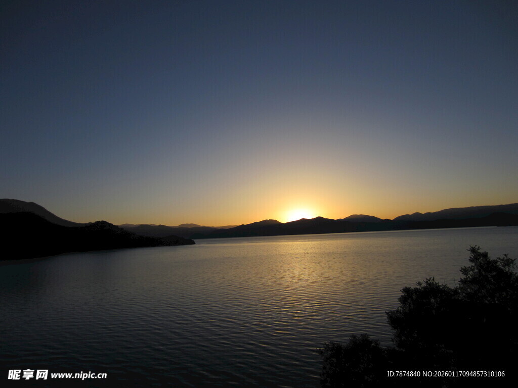 日落时分的静谧湖景