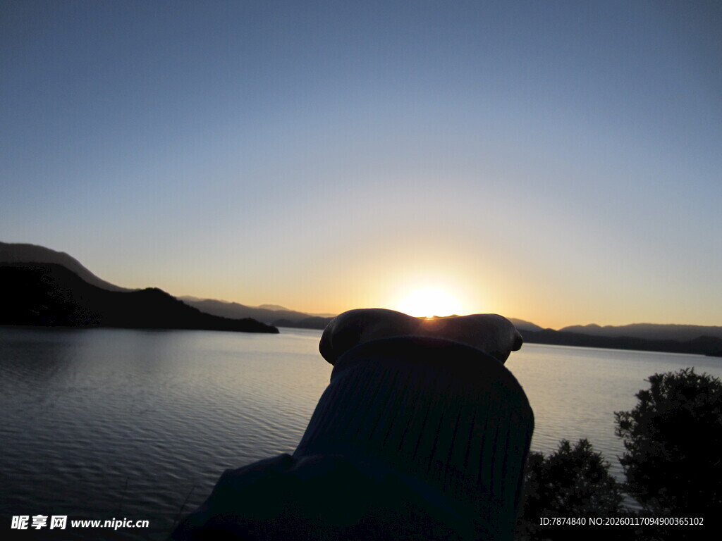 夕阳下的湖岸岩石景观