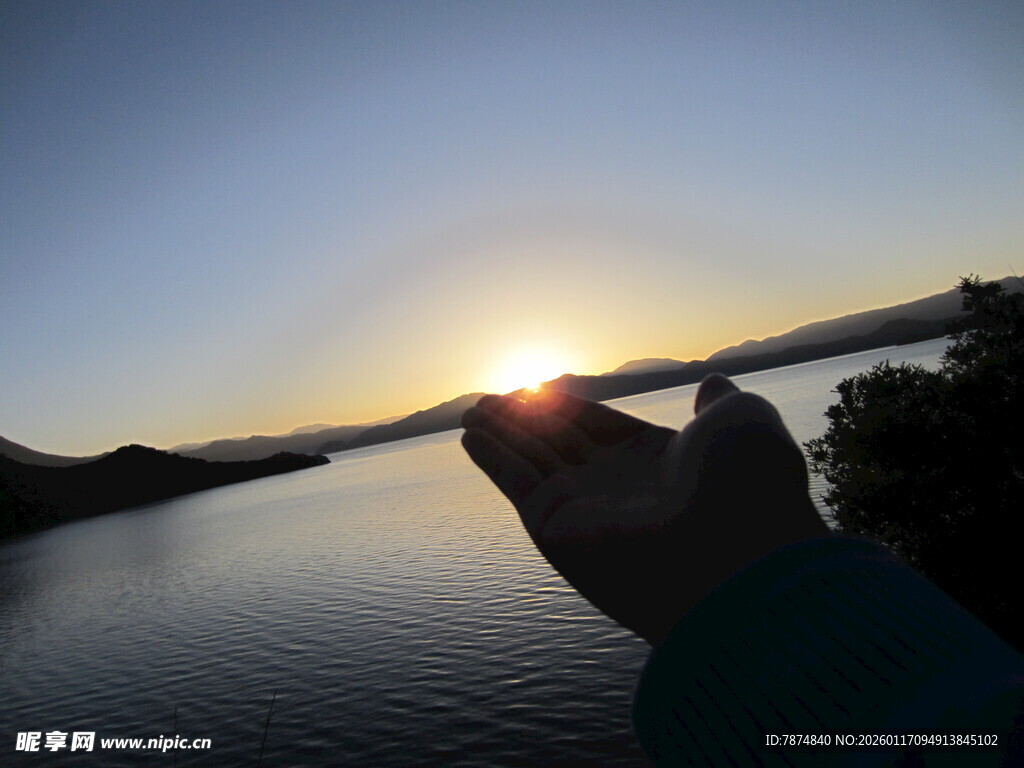 手托夕阳美景