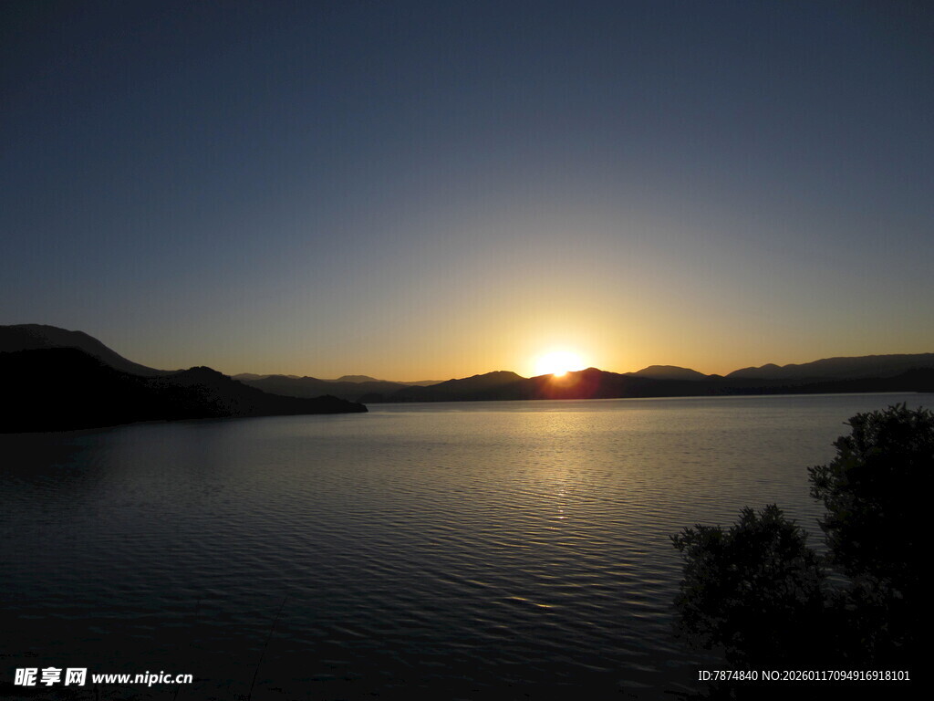 湖畔日落美景