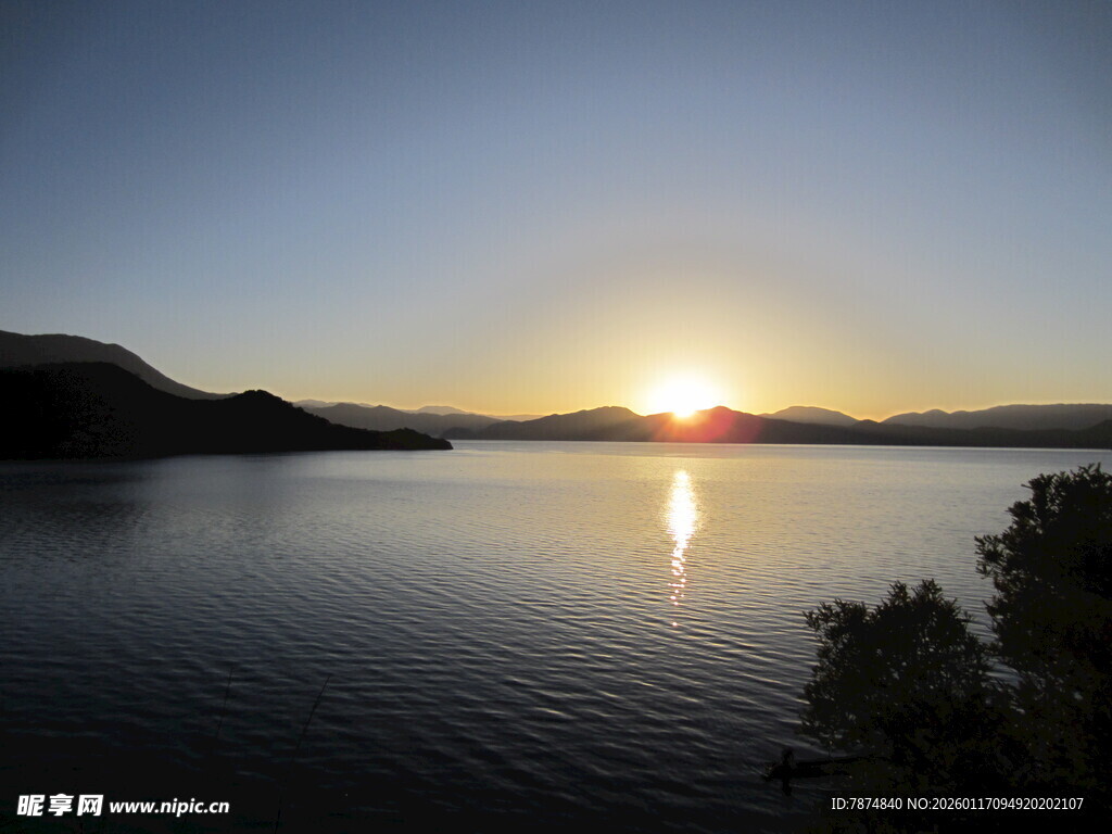 湖畔日落美景