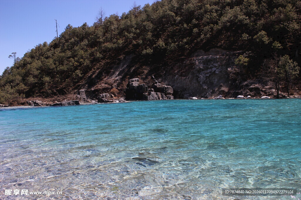 清澈海边与葱郁岸坡景色