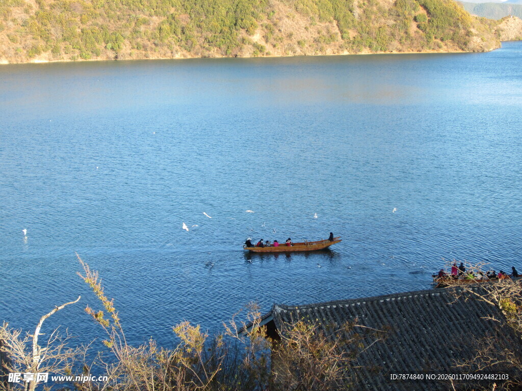 湖畔小船静景