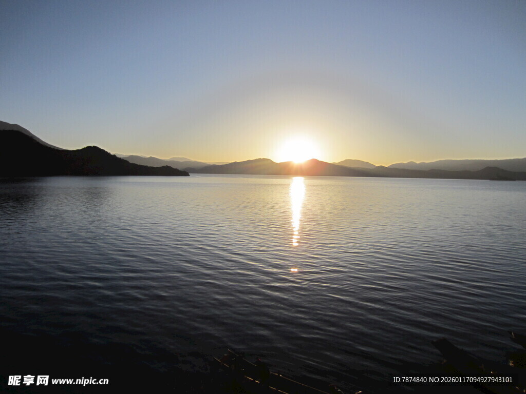 湖畔日落美景