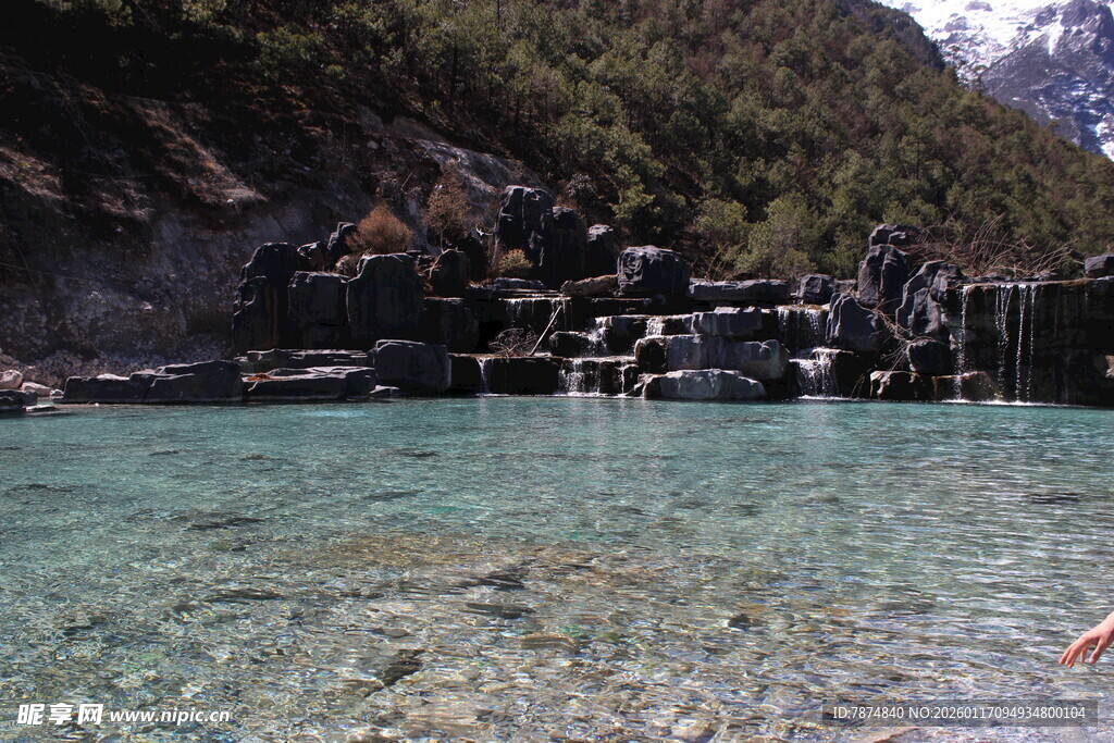 清澈湖畔的山间美景