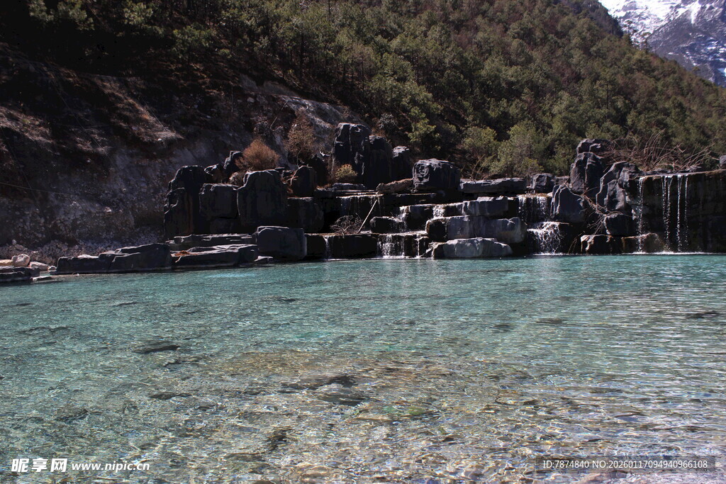 清澈碧绿的山间水潭