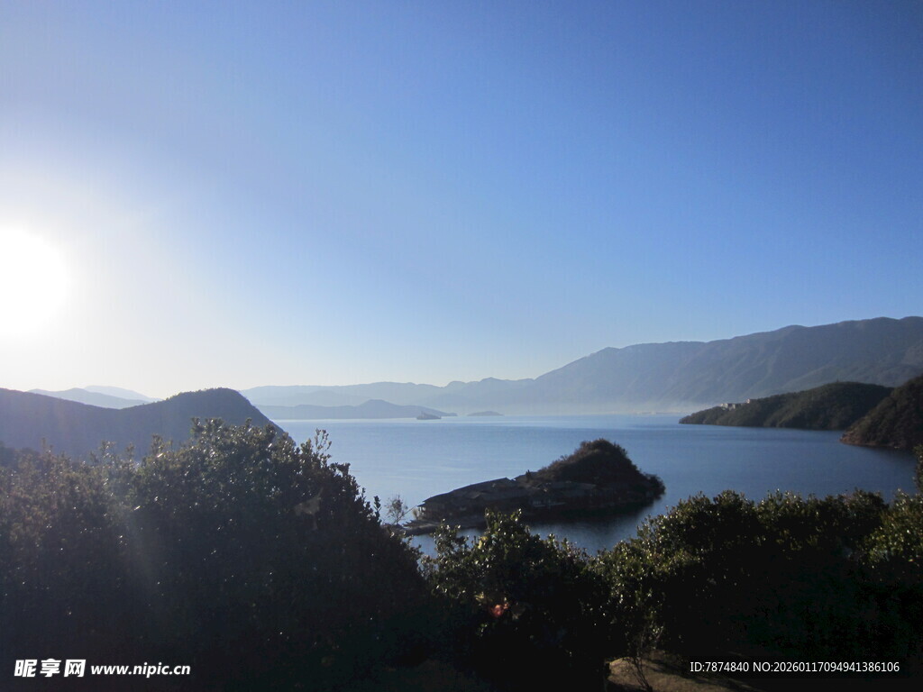 湖畔山景 阳光洒落美景
