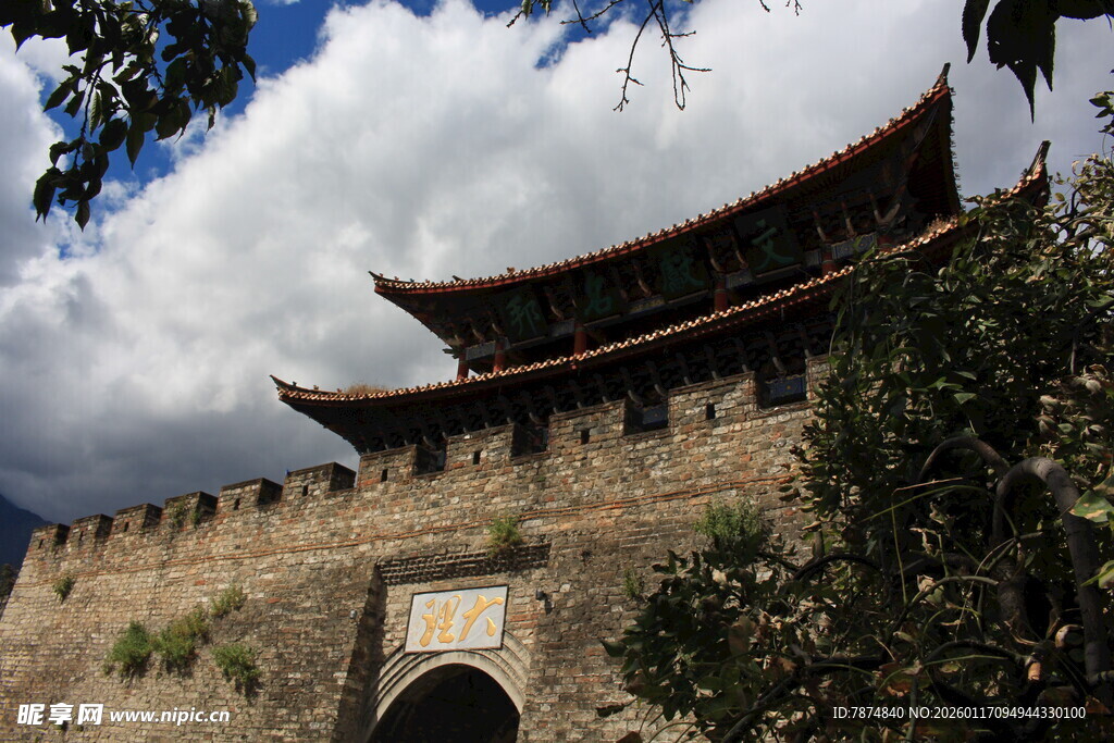 古城墙与飞檐建筑景观