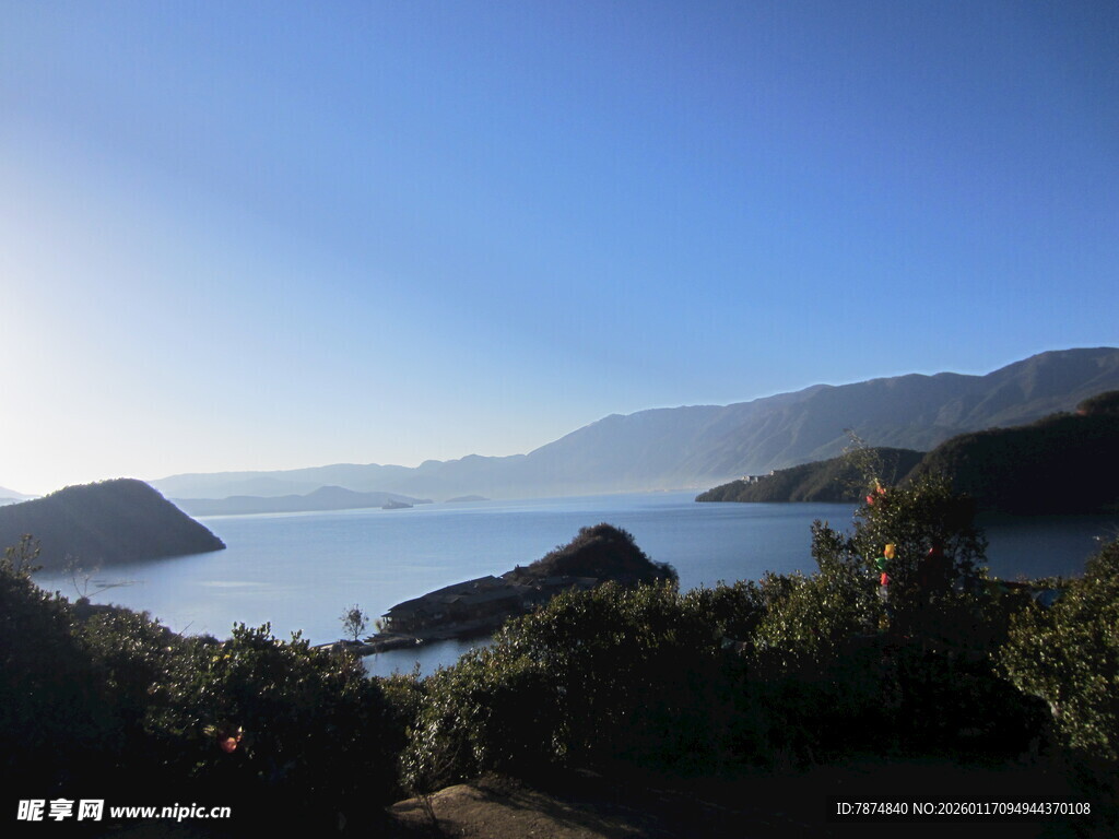 海边美景 远山近海绿意浓