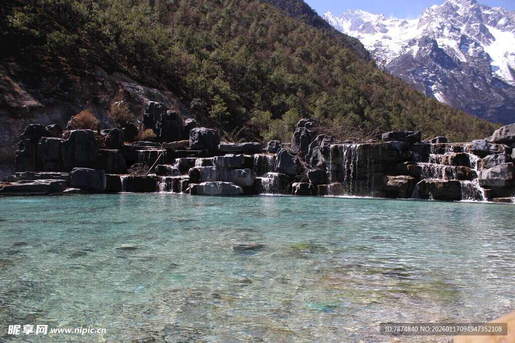 山间清澈湖水与村落美景