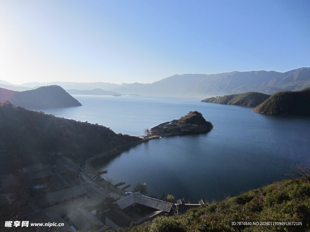壮丽湖景与山峦风光