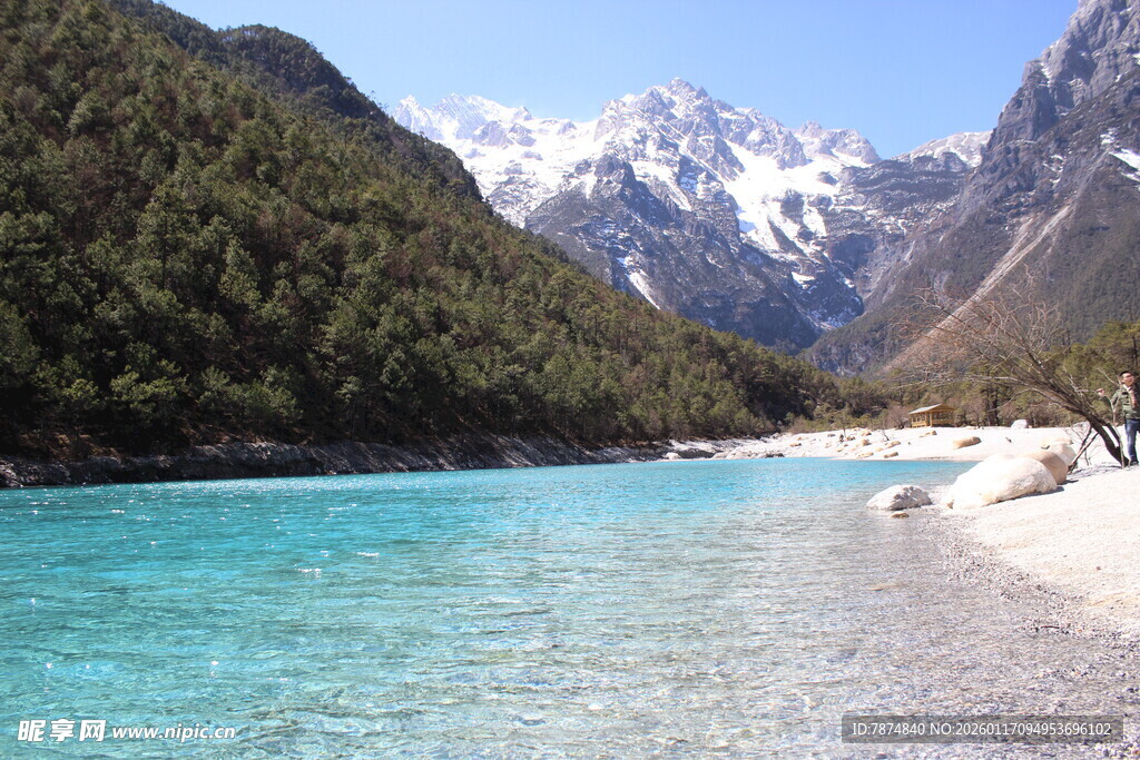 雪山下的清澈蓝湖美景