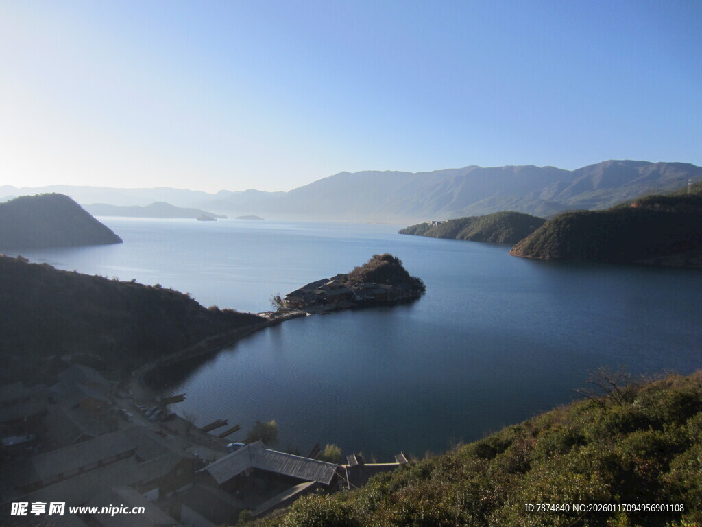 美丽湖景与周边山峦风光