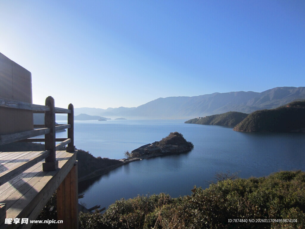 湖畔观景台的秀丽湖景