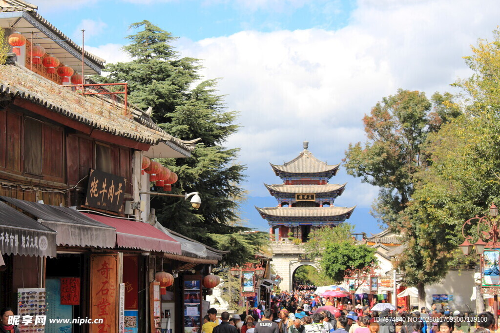 古街热闹景象 游人如织