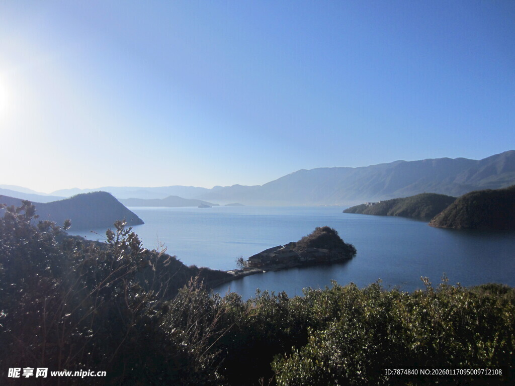 湖畔晨曦美景