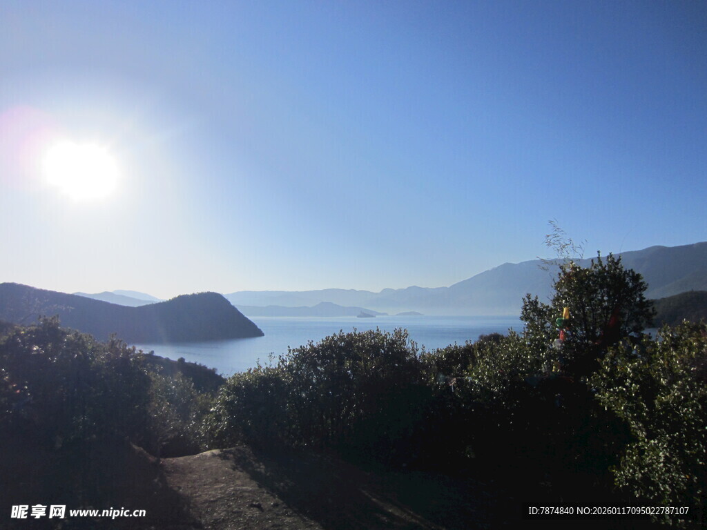 阳光照耀下的山海风光