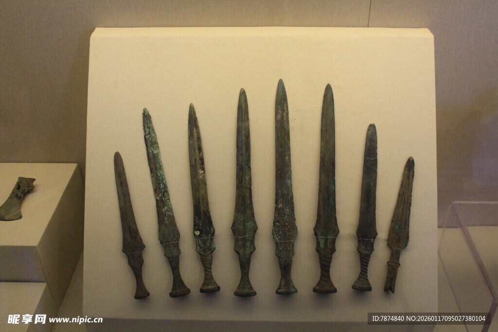 古代青铜矛头展示