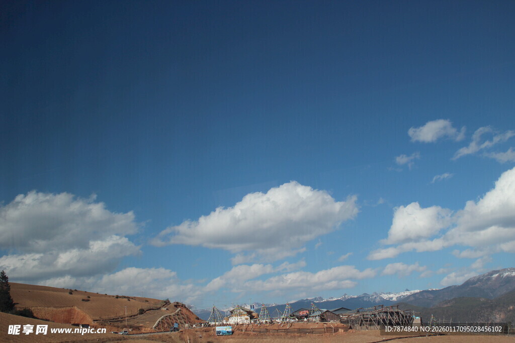 蓝天之下的壮丽山川景色