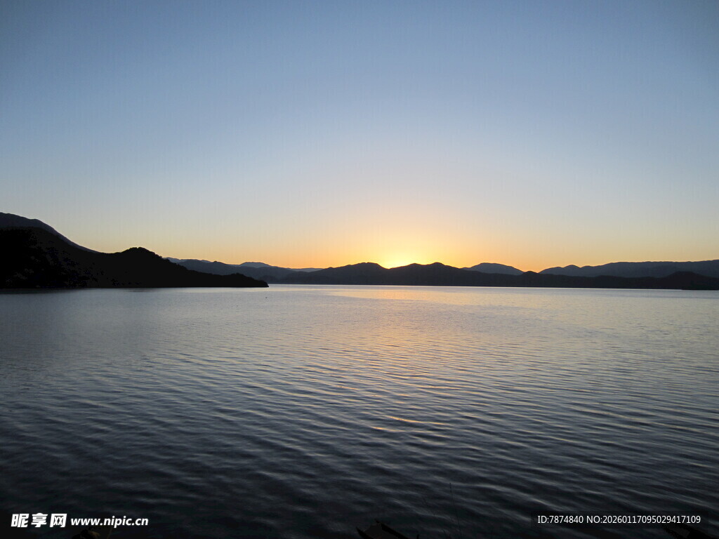 湖畔日落美景