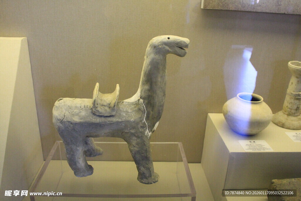 古代陶制骆驼摆件展示