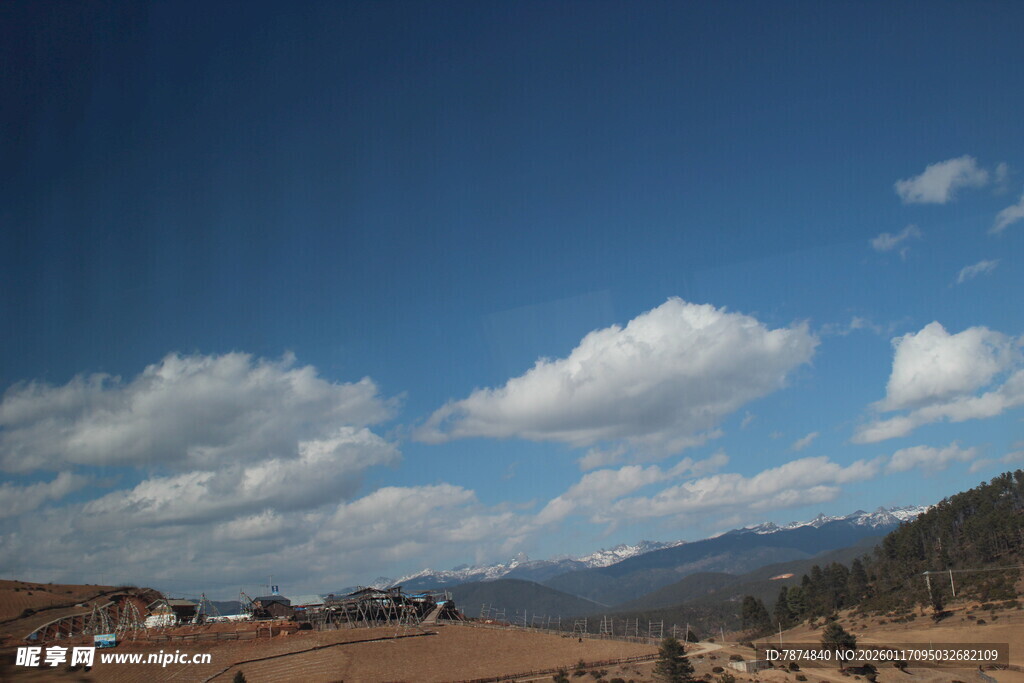 蓝天白云下的乡村景致