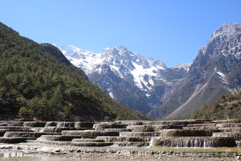 雪山下的壮美河谷景观