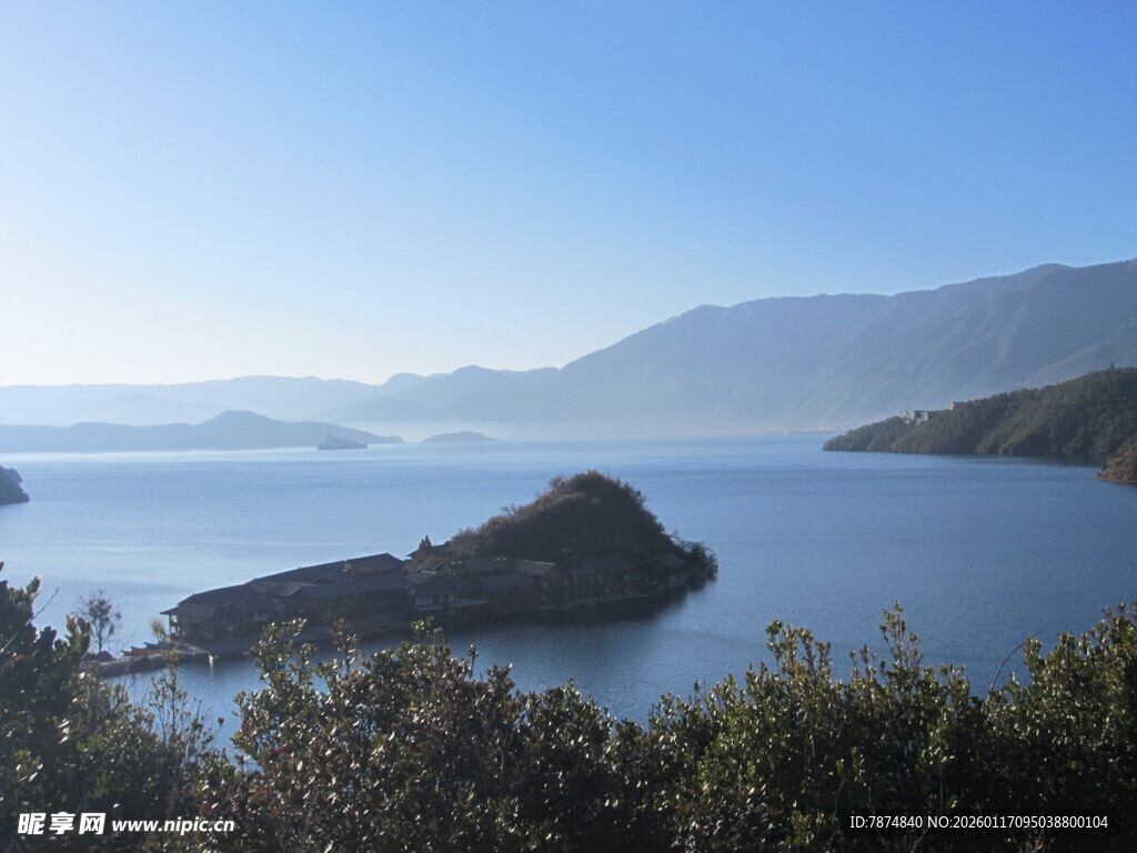 湖畔孤石 远山蓝天美景