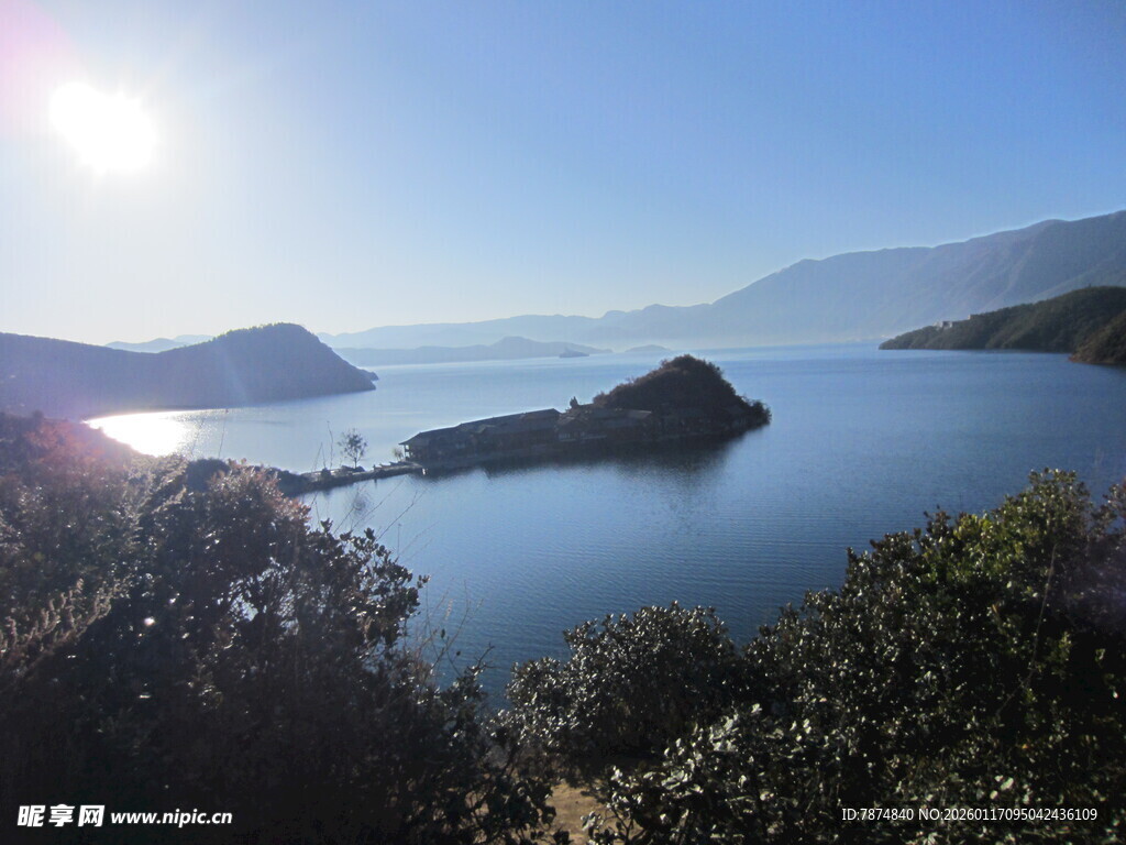 湖畔日出美景