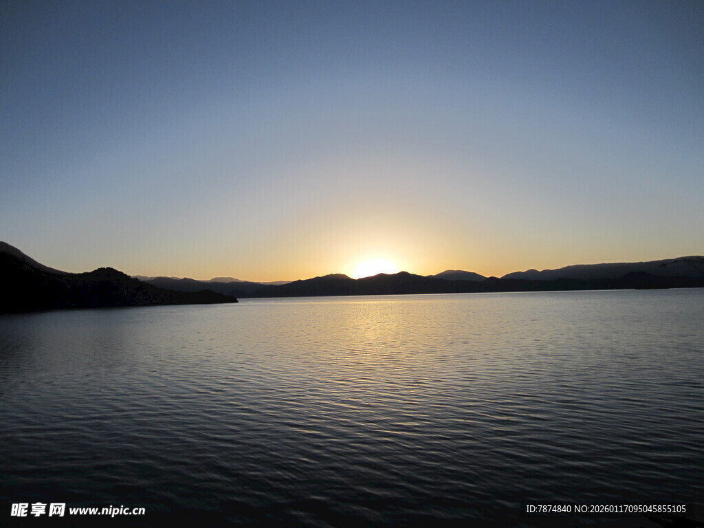 湖畔日落美景