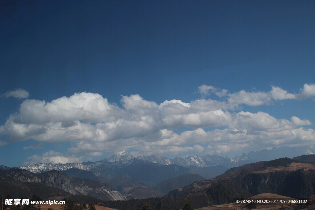 蓝天白云下的山峦风光