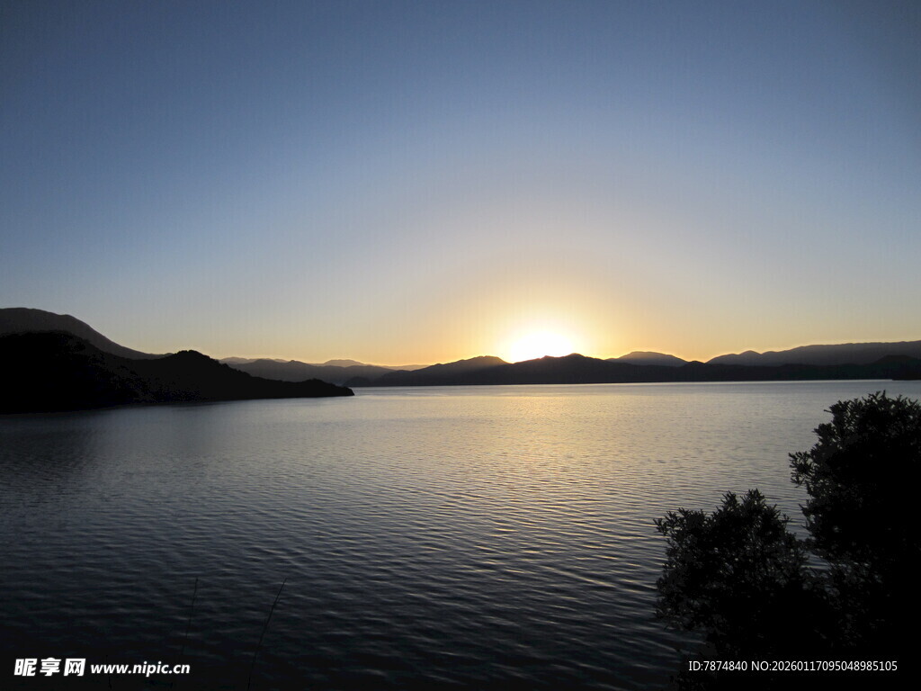 湖畔日落美景