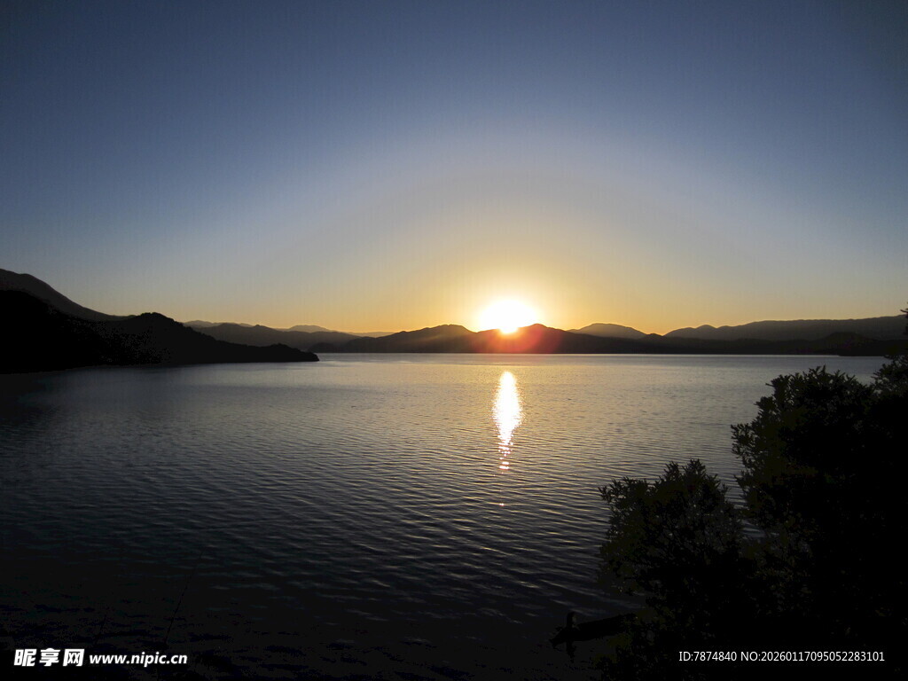 湖畔日落美景